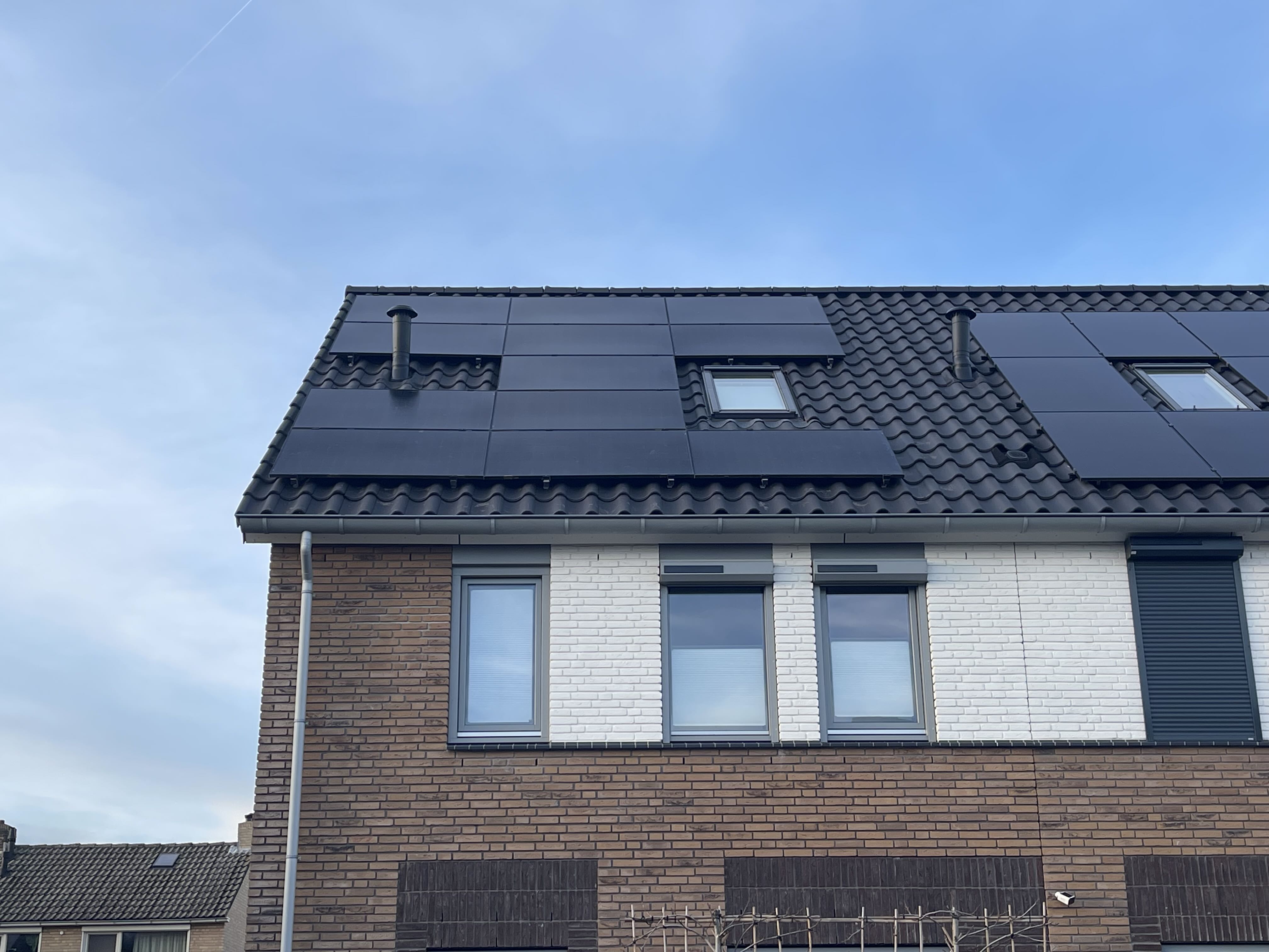 Woning met zonnepanelen op het dak