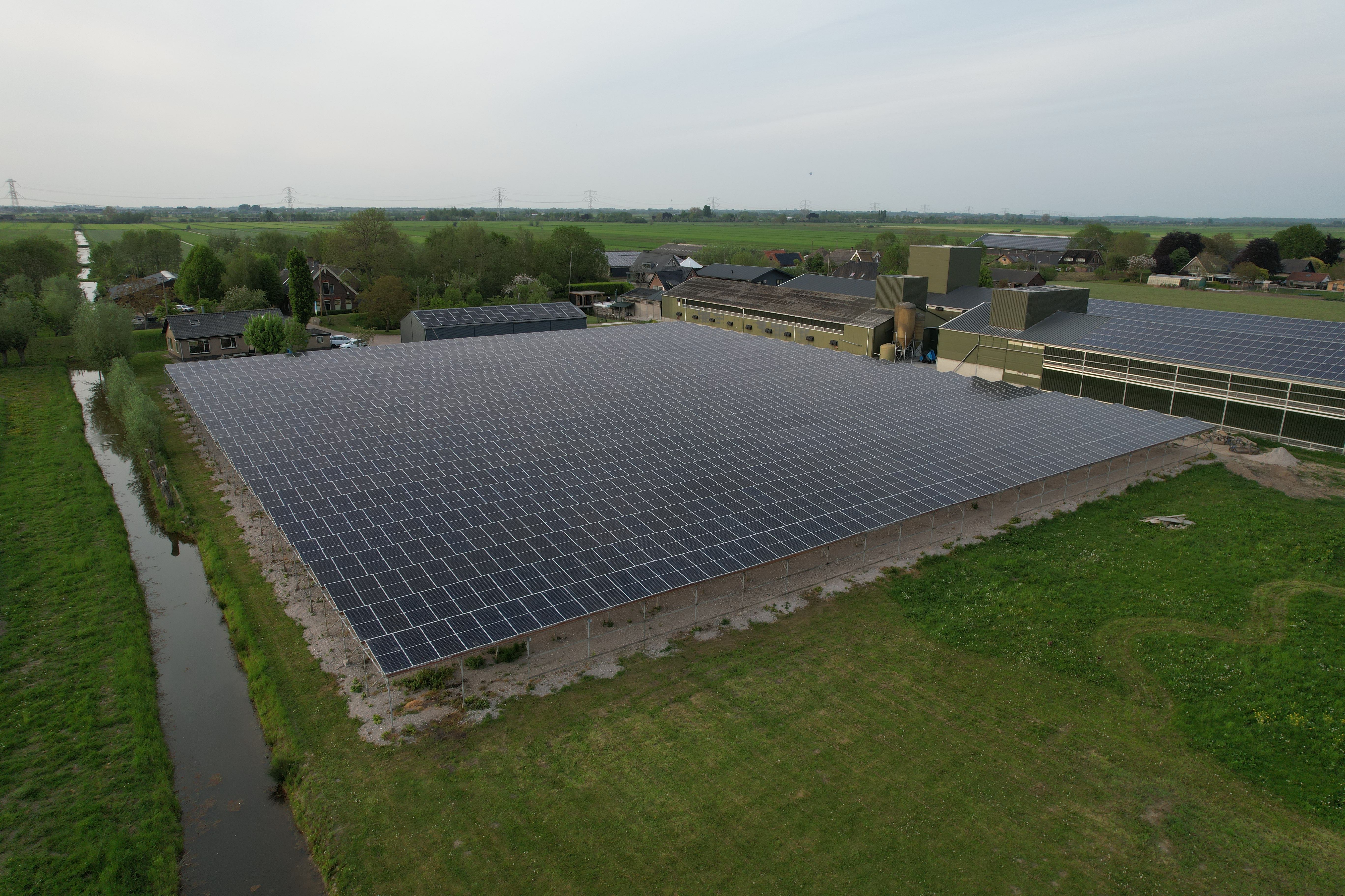 Grootschalig zonnestroomsysteem op een agrarisch dak