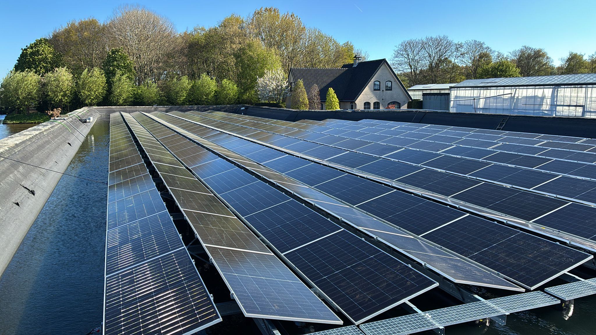 Zakelijke zonnepanelen op een kasdak